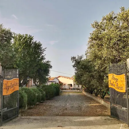 Borgo Santa Lucia בית חווה *